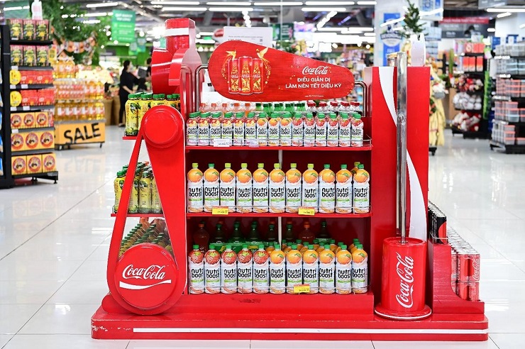 Đảo trưng bày các sản phẩm của Coca-Cola Việt Nam dịp Tết