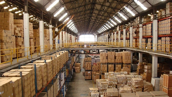 Hàng tồn kho là thuật ngữ để chỉ những sản phẩm dự trữ trong kho phục vụ cho việc sản xuất hoặc đang chờ bán. 