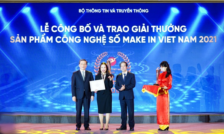 Tổng Giám đốc MISA Đinh Thị Thúy nhận giải Đồng hạng mục Thu hẹp khoảng cách số cho Ứng dụng Sổ Thu Chi MISA