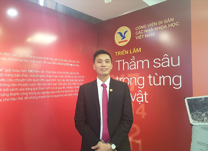 anh Nguyễn Hữu Đồng điều hành trung tâm di sản MEDDOM