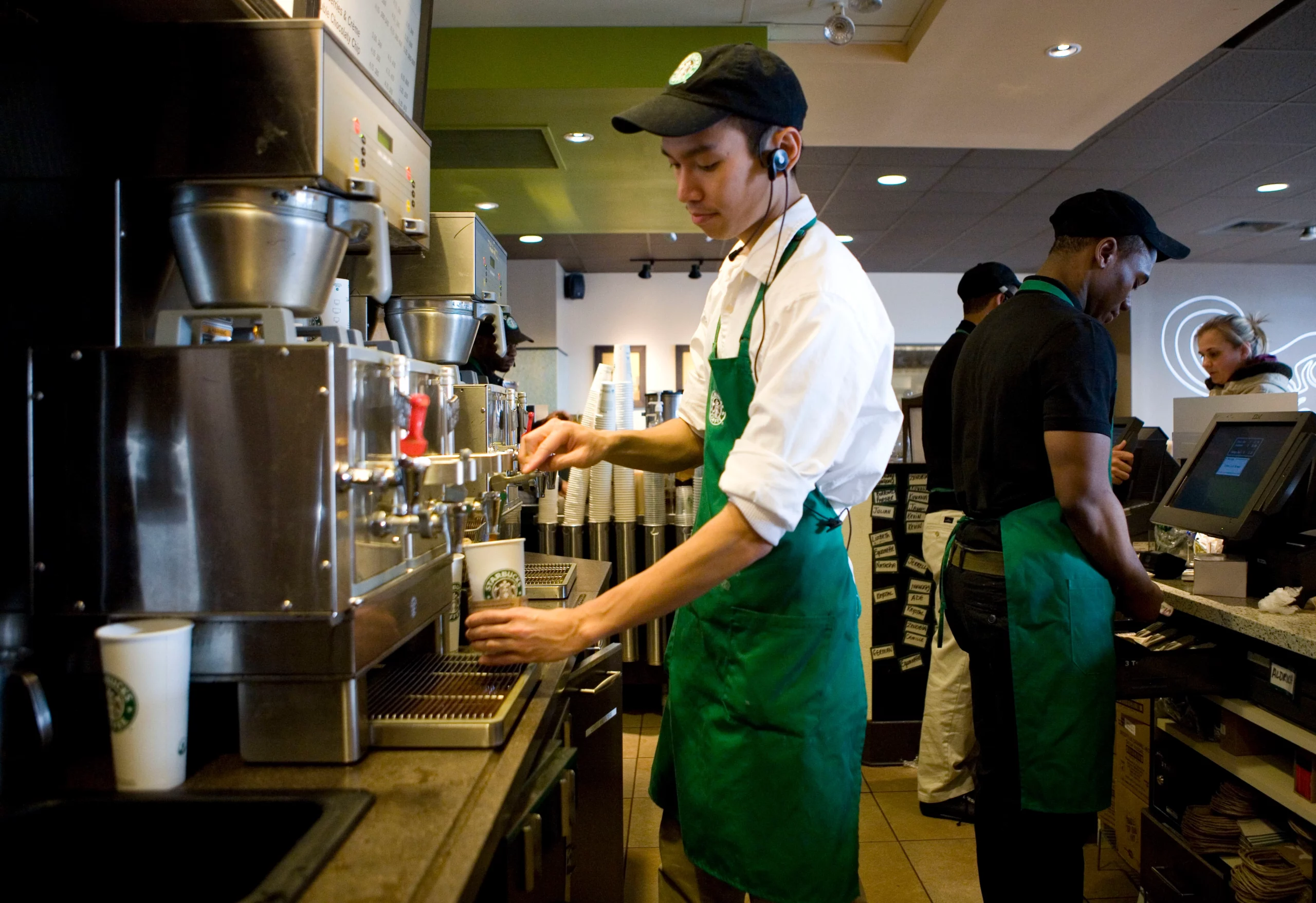 Chú trọng “chăm sóc” nhân viên của Starbucks