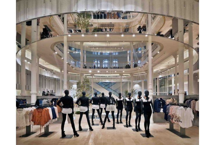 Cửa hàng Zara ở Rome (Italy) được thiết kế địa phương hóa theo phong cách tân cổ điển với dáng mái vòm cung điện đặc trưng (Nguồn ảnh: archdaily)