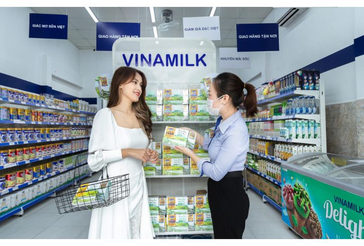 Khách hàng được nhân viên tư vấn về sản phẩm Vinamilk tại cửa hàng Giấc mơ sữa Việt (nguồn: vinamilk.com.vn)