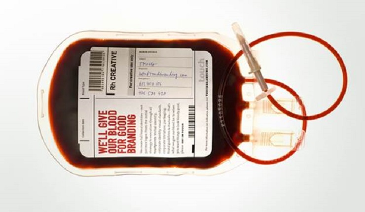 Túi máu được làm giả đính kèm trong thư gửi khách hàng của Touch Brand