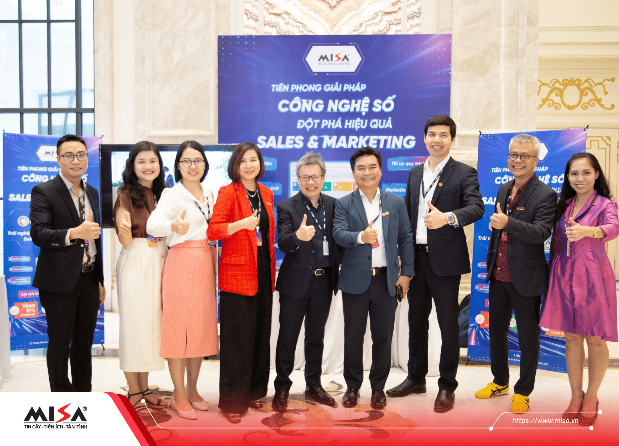 Phó Tổng Giám đốc thường trực MISA Lê Hồng Quang cùng ông Lê Quốc Vinh – Phó Chủ tịch CSMO (thứ năm từ trái sang) và các chuyên gia tại sự kiện CSMO Summit 2022