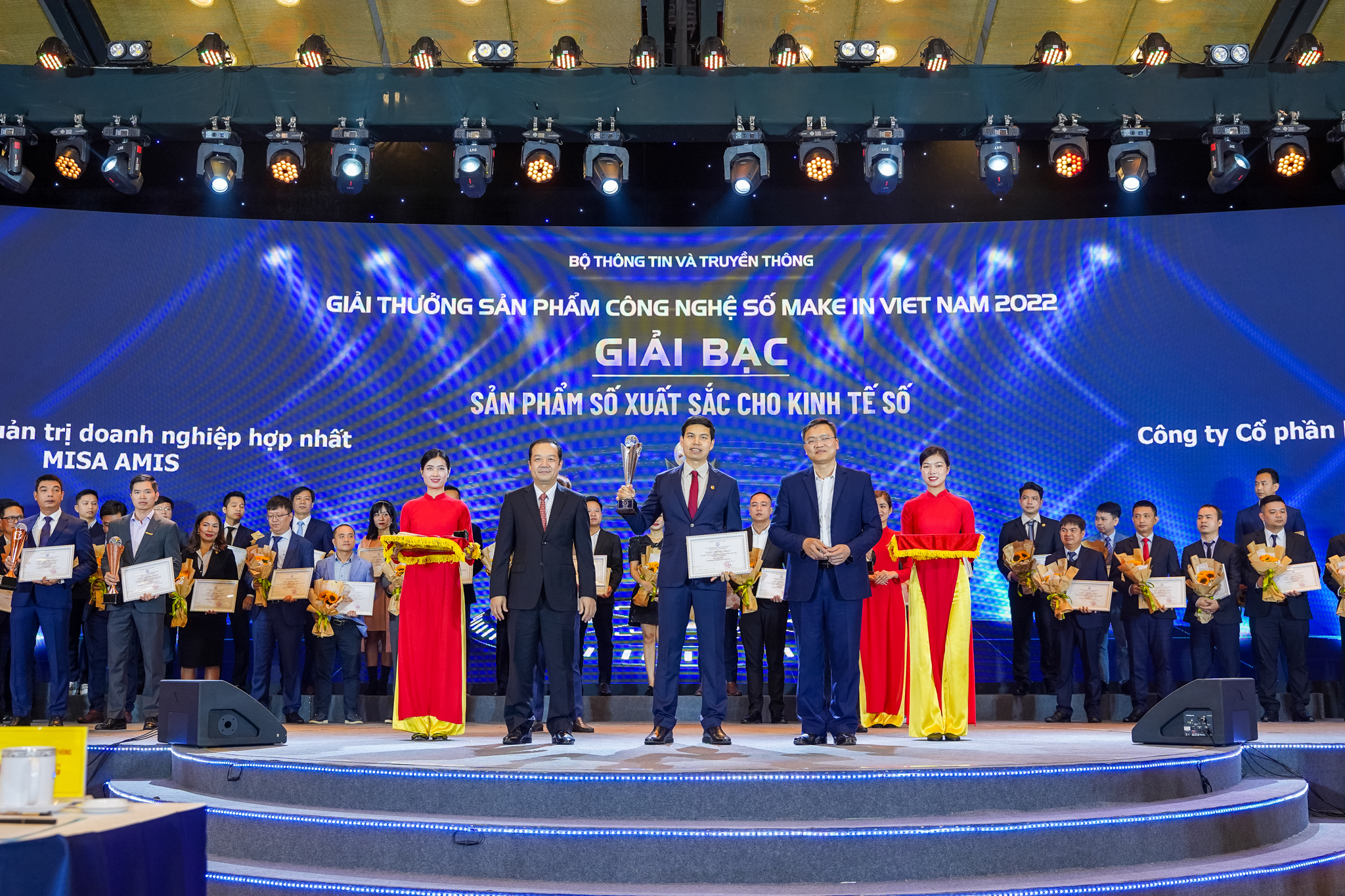 Phó Tổng Giám đốc thường trực MISA Lê Hồng Quang đại diện MISA nhận giải bạc ở hạng mục Sản phẩm số xuất sắc cho Kinh tế số với sản phẩm nền tảng quản trị doanh nghiệp hợp nhất MISA AMIS