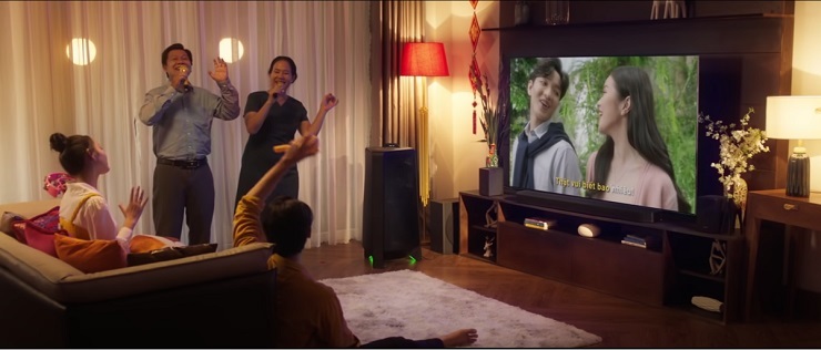 Hình ảnh đại gia đình quây quần bên chiếc TV trong MV “Cảm ơn nhà”