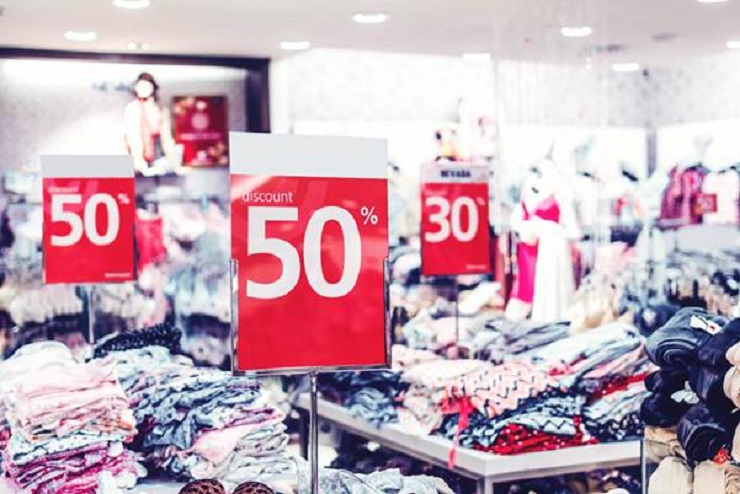 Các cửa hàng quần áo tại Nhật thường có chương trình giảm giá sâu vào dịp Giáng sinh và Năm mới, trong đó có những khung giờ dành riêng cho khách hàng thân thiết với mã hàng độc quyền mà khung giờ khác không có (Ảnh : unsplash.com)