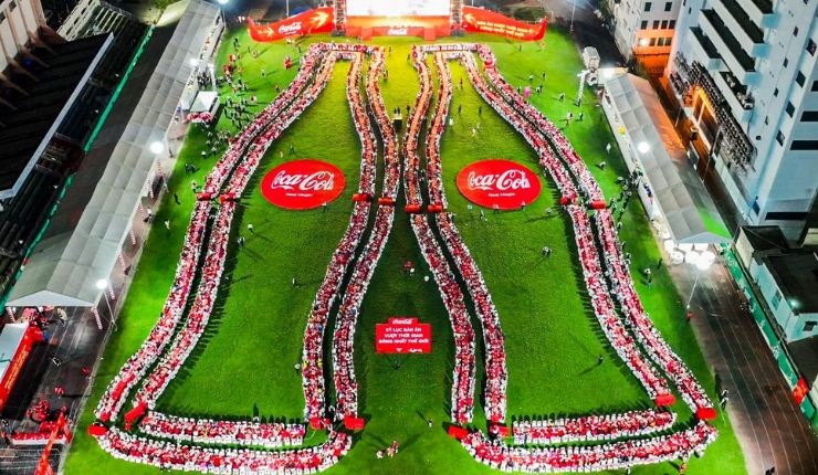 Bàn tiệc kỷ lục của Coca Cola thu hút hơn 1.000 gia đình tham gia cùng nhiều nghệ sĩ nổi tiếng
