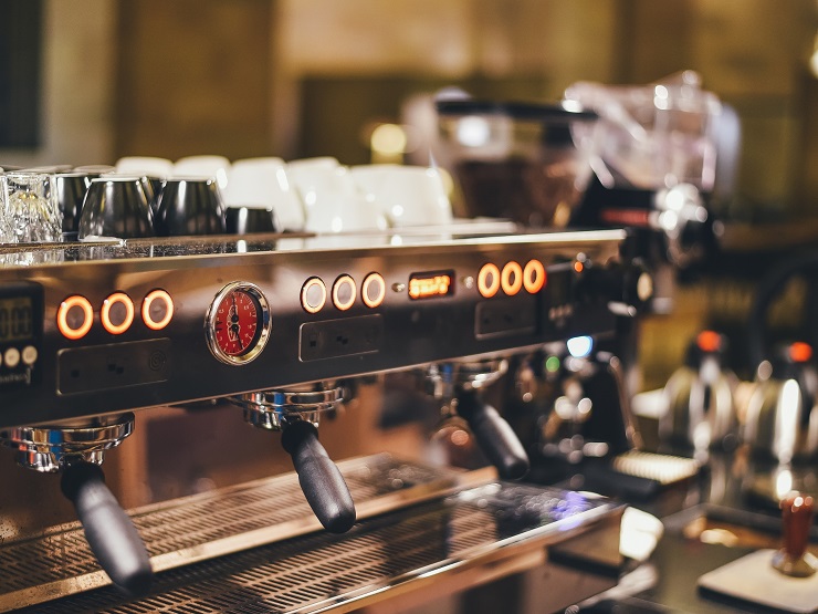 Máy pha cà phê là một khoản đầu tư không nhỏ, cần được chủ quán cân nhắc lựa chọn phù hợp nhu cầu