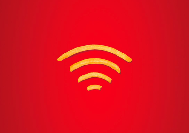 Năm 2009, McDonald quảng bá cho dịch vụ wifi free tại chuỗi các cửa hàng của mình với mẫu quảng cáo Print Ads ấn tượng (Nguồn ảnh: Internet)