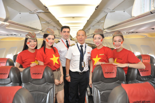 Phi hành đoàn của Vietjet Air trong trang phục được lấy cảm hứng từ lá cờ tổ quốc (Ảnh: Vietjet Air )