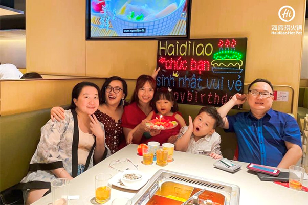 Những bữa tiệc sinh nhật bất ngờ tại Haidilao - mang đến cho khách hàng những trải nghiệm khách hàng đáng nhớ (Nguồn ảnh: Haidilao Việt Nam - Internet)