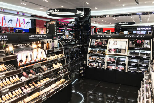 Kệ hàng mỹ phẩm của Sephora