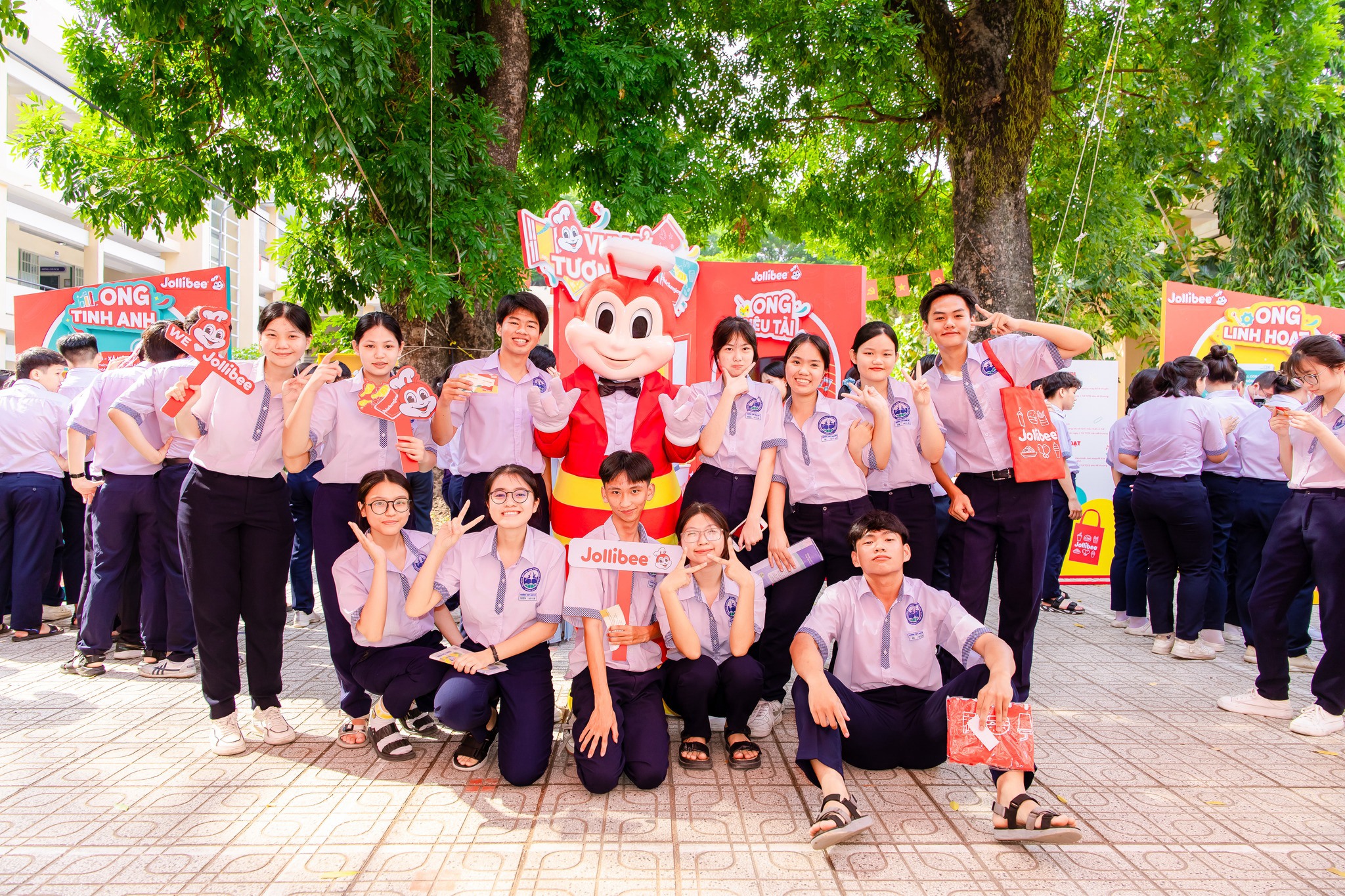 Mascot Jollibee xuất hiện tại trường học