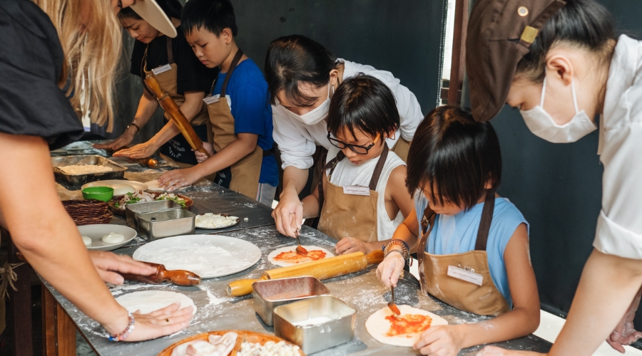 Workshop làm bánh Pizza dành cho khách hàng của Pizza 4P's.