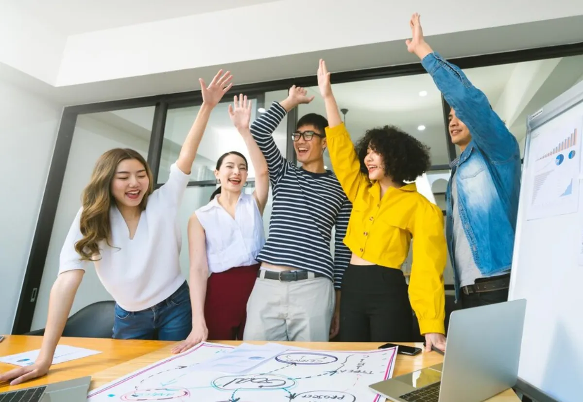 đánh giá gắn kết nhân viên bằng ai