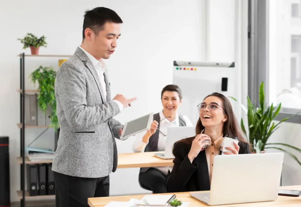 phân tích hành vi nhân viên bằng ai