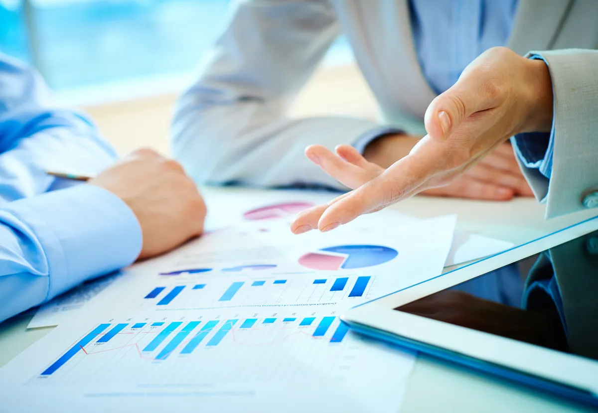 ai tạo báo cáo nhân sự