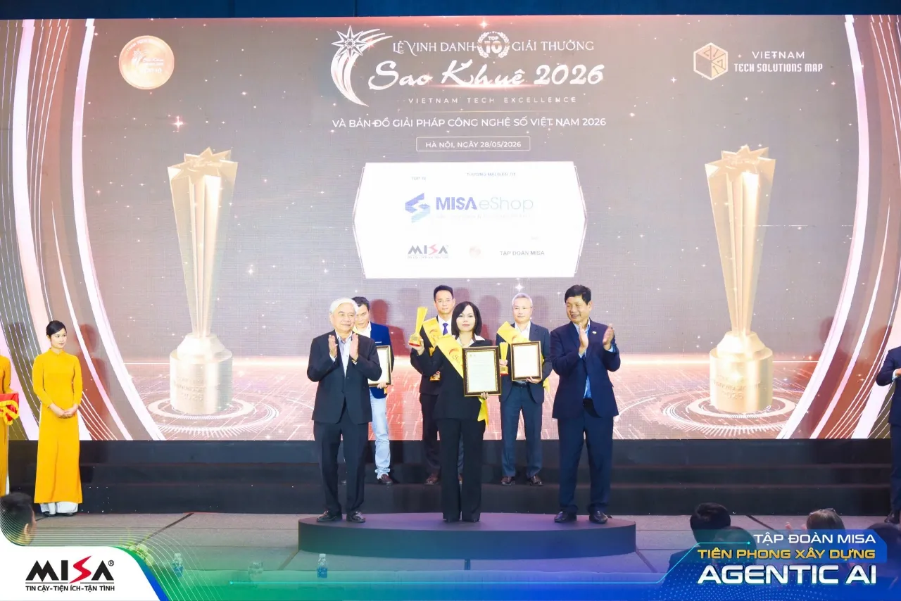Đại diện MISA nhận giải thưởng Sao Khuê 2026.